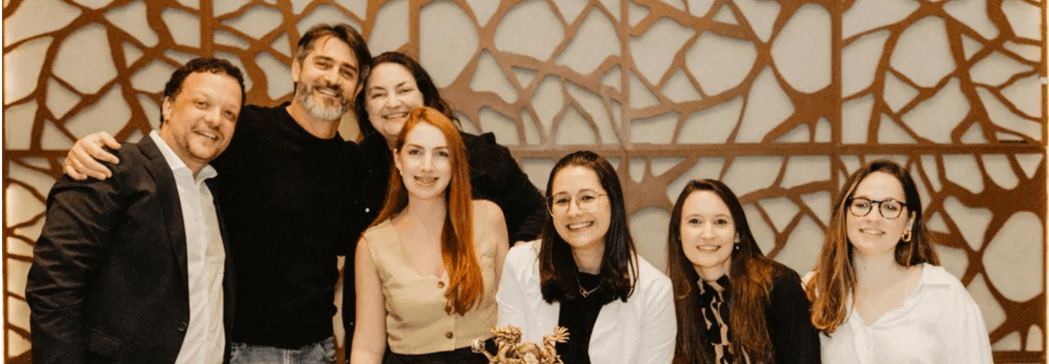 Equipe Atua recebendo os premios
