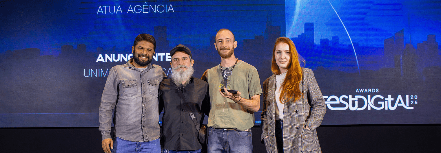 Time da agencia com os premios de Prata e Bronze